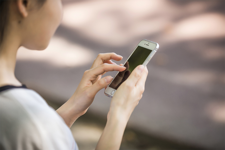 スマホを見ながらコンピュータでプレイすると、記憶力を損傷する可能性がある